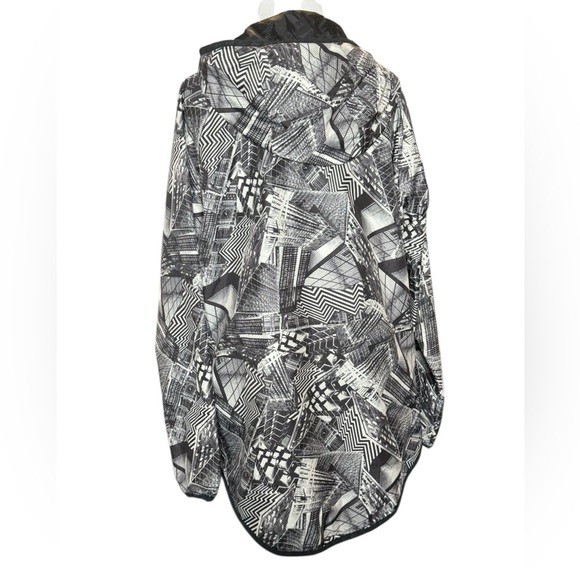 Nike NYC Windbreaker Cape w/ Landscape in Black and White, Sz L - Picture 8 of 13
